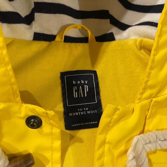 Baby gap yellow rain jacket 12-18 months toggles - Picture 2 of 4